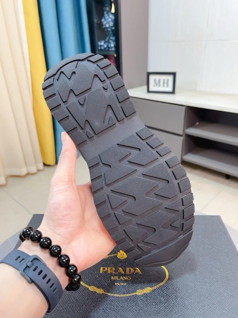 Men's shoes 💰420🌹🌹Prada is a luxurious and fashionable high-end product ✊🔥The perfect last shape and top-notch handcrafting make this shoe immediately create a strong aristocratic atmosphere. Imported first-layer cowhide with brogue carving crafts💋Cowhide lining🎶Rubber combination outsole specially imported from France for leather shoes😍Color: Mysterious Black☕️Number 38～44